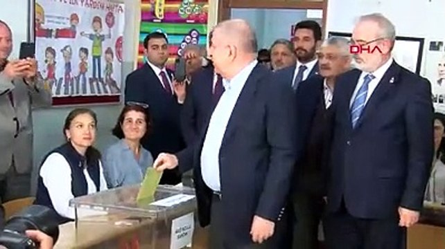 Ümit Özdağ oyunu kullandı: Dileriz 21 yıllık yorgun bir yönetimden sonra Türkiye yeni bir yönetimle yola devam etme şansını bulur.