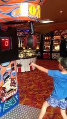 Il fait un score de 1 au jeu de la patate de forain