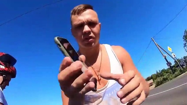 Il fait de la moto sans casque à 300 km/h