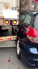 Ce chauffeur poids-lourd veut absolument passer dans une petite rude de New York