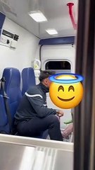 Cet ambulancier chante le Roi Lion pour calmer une fillette... trop mignon