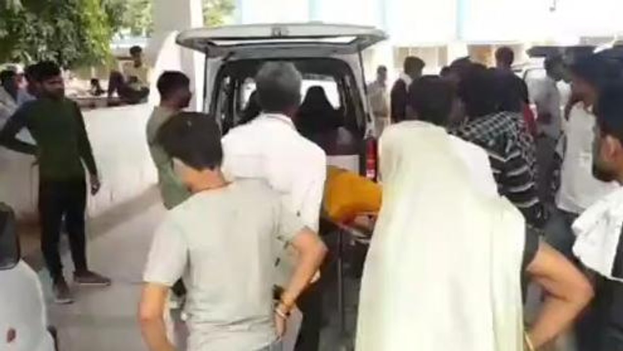 मुरैना:जौरा रोड पर मवेशी से टकराकर बाइक सवार दंपत्ति सड़क पर गिरे,पत्नी की हुई मौत