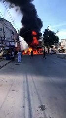 Veja momento em que ônibus pegam fogo, em Contagem