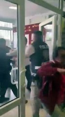 Ankara'da seçim güvenliği için bulunan polise yumruklu saldırı