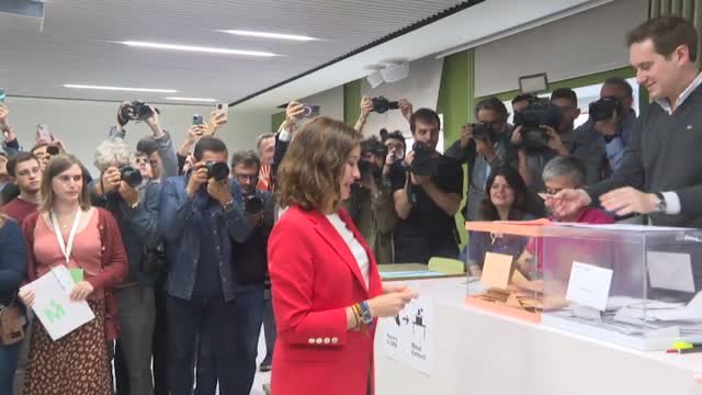 Ayuso vota en Chamberí a la espera de una participación masiva