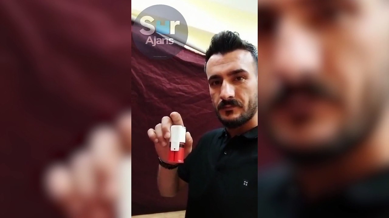 Sandık görevlisi telefonuyla oy kabinine girdi: Yaptığı hareketle dikkat çekti
