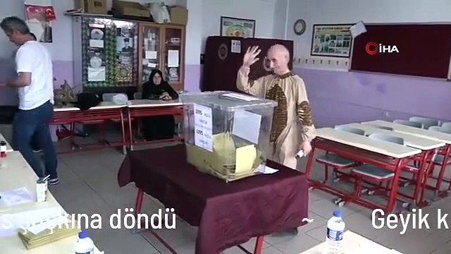 Geyik kostümüyle oy kullanmaya gelince herkes şaşkına döndü