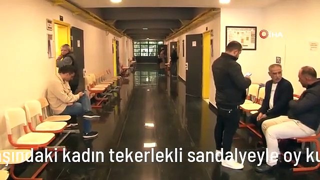 82 yaşındaki kadın tekerlekli sandalyeyle oy kullanmaya geldi