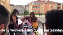 Sedye ile oy vermeye gelen diyaliz hastasından ders niteliğinde sözler