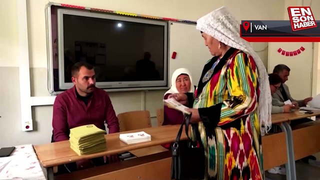 Van'daki Kırgız Türkleri sandığa yöresel kıyafetleriyle geldi