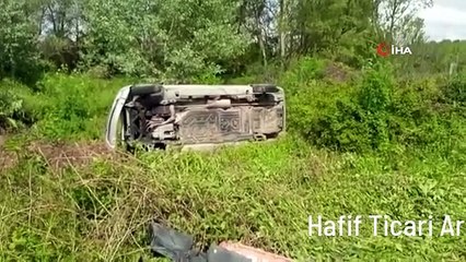 Hafif Ticari Araç Devrildi, İçindeki Köy Ekmekleri Yol Kenarına Saçıldı