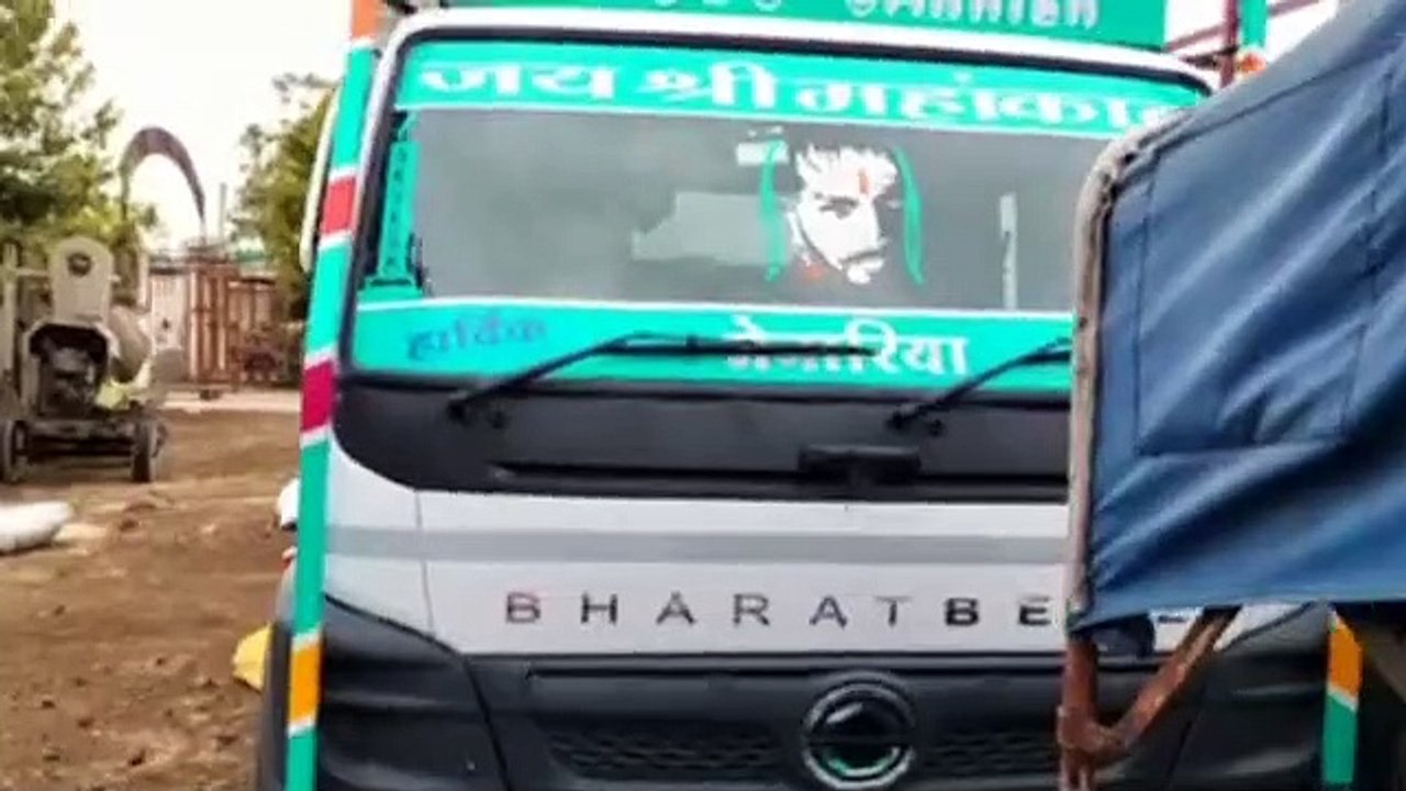 सोयाबीन के भूसे की आड़ में डोडा चूरा की तस्करी,...