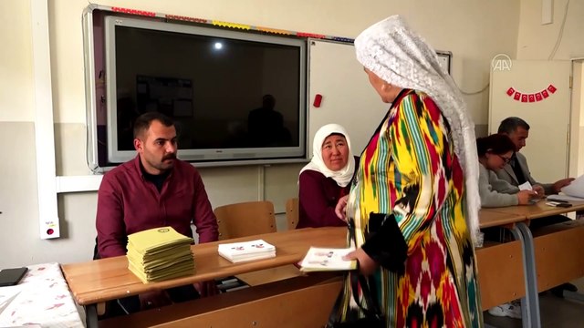 Van'daki Kırgız Türkleri yöresel kıyafetleriyle oylarını kullandı