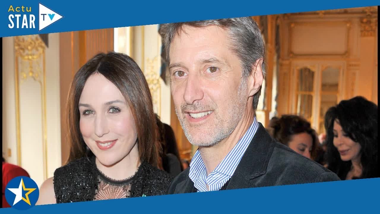 Antoine de Caunes embrasse langoureusement un c...