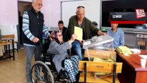 İzmir'de 94 yaşında tekerlekli sandalyeyle getirildiği okulda oy kullandı