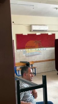 Oy kullanan seçmen sandık başında uludu