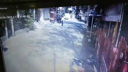 तेजी से रिवर्स आ रही कार की चपेट में आया स्कूटर चालक, दोनों पैर फ्रैक्चर