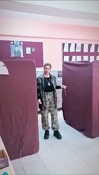 Tuğba Ekinci, oy kullanmaya kamuflaj desenli kıyafetlerle gitti: Vatan yalnız değil, bizim gibiler var