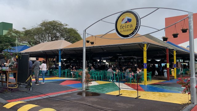 Cascavelenses aproveitam manhã de domingo na Feira do Teatro