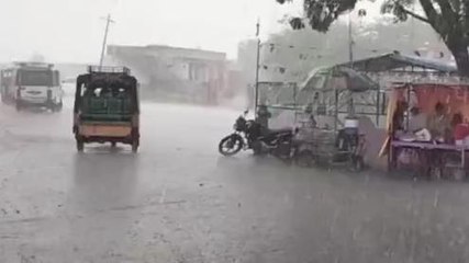 బాసర: ఈదురుగాలులతో వర్షం.. వాహనదారులకు అంతరాయం