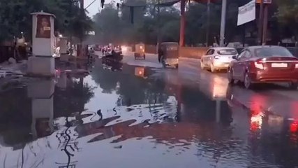 अलीगढ़: नगर निगम की लापरवाही के चलते तालाब बनी महानगर की सड़कें, देखें वीडियो