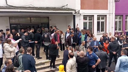 Aslangazi İlkokulu'nda oy sayımı esnasında, iki sınıfın kapısı kapatıldı