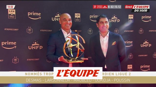 L'arrivée du trophée dans les mains de Ghass - Foot - Trophées UNFP