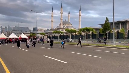 AKP'liler balkon konuşması için Beştepe'deki Cumhurbaşkanlığı önünde toplanmaya başladı