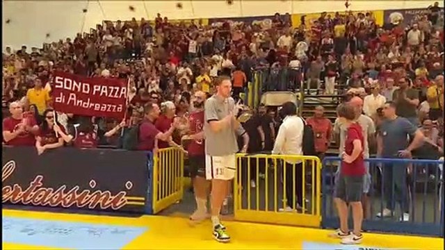 L'ingresso della Libertas Livorno e i tifosi (Video Novi)