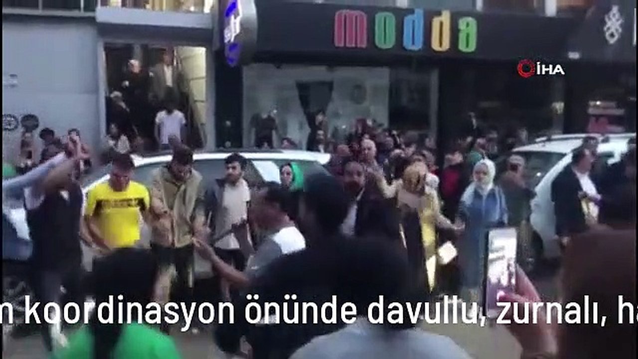 Bingöl'de AK Parti seçim koordinasyon önünde davullu, zurnalı, halaylı seçim sevinci