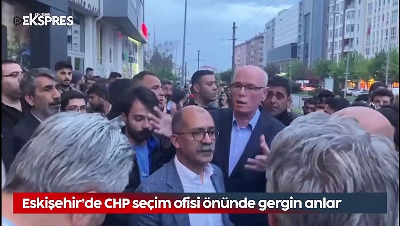 Eskişehir'de CHP seçim ofisi önünde gergin anlar
