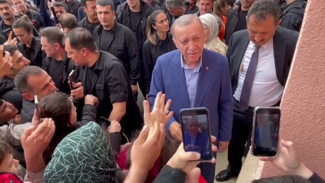 Erdoğan breaks election law handing out cash to voters at polling station