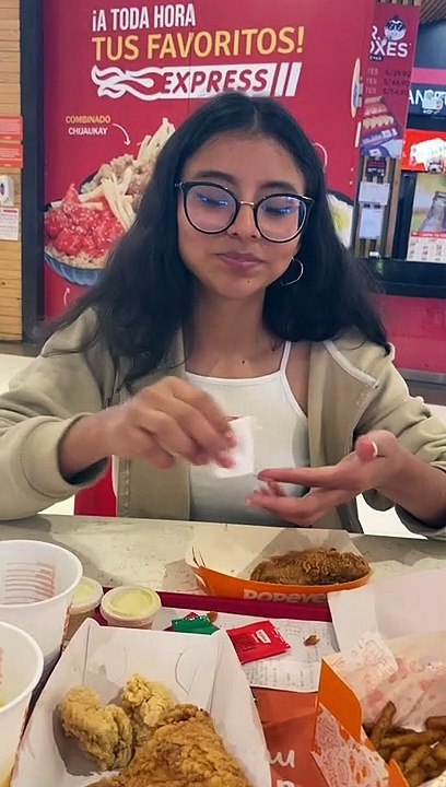 Madre peruana regaña a su hijo por salir a comer con la enamorada: "Para eso sí tienes plata"