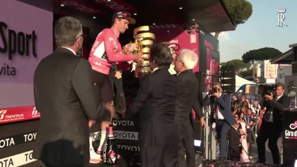 Скачать видео: Giro d'Italia, il Presidente Mattarella consegna il Trofeo a Roglic