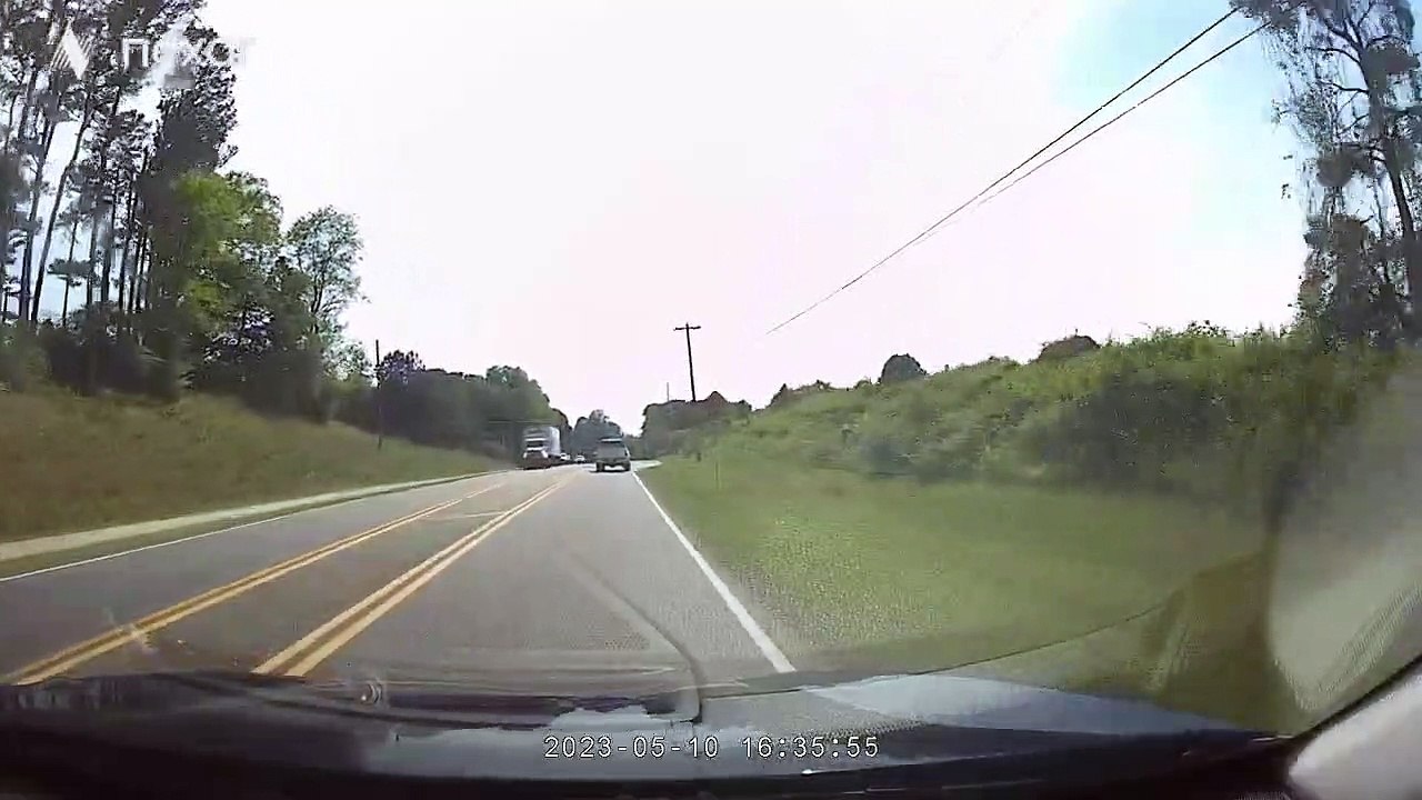 Une collision se produit juste devant une voiture de police