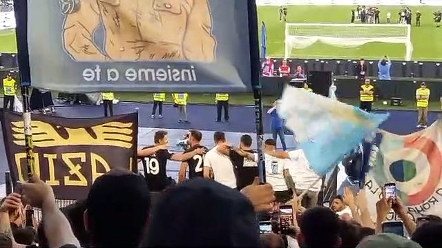 Lazio - Cremonese, Radu e Lulic versione ultras in Curva Nord