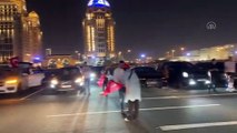 Katar'da bir araya gelen onlarca kişi Türkiye'nin 13. Cumhurbaşkanı seçilen Recep Tayyip Erdoğan'ı Türk bayraklarıyla kutladı.  Katar'ın başkenti Doha'da, Cumhurbaşkanı Recep Tayyip Erdoğan'ın Cumhurbaşkanlığı seçiminin ikinci turundaki zaferini kutladı