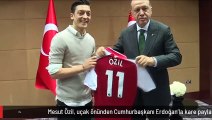 Mesut Özil, uçak önünden Cumhurbaşkanı Erdoğan'la kare paylaştı! Bir de mesajı var