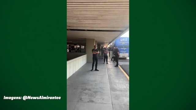 Torcedores do Vasco protestam contra diretoria em desembarque do time