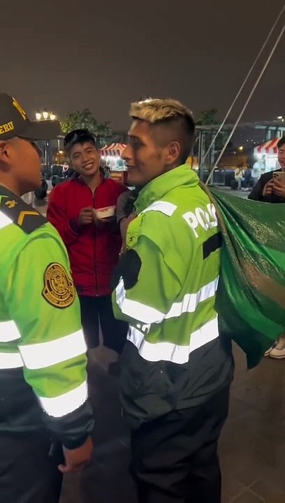 Cómico ambulante es intervenido tras usar uniforme de policía en su show: "Todavía se pone comandante"
