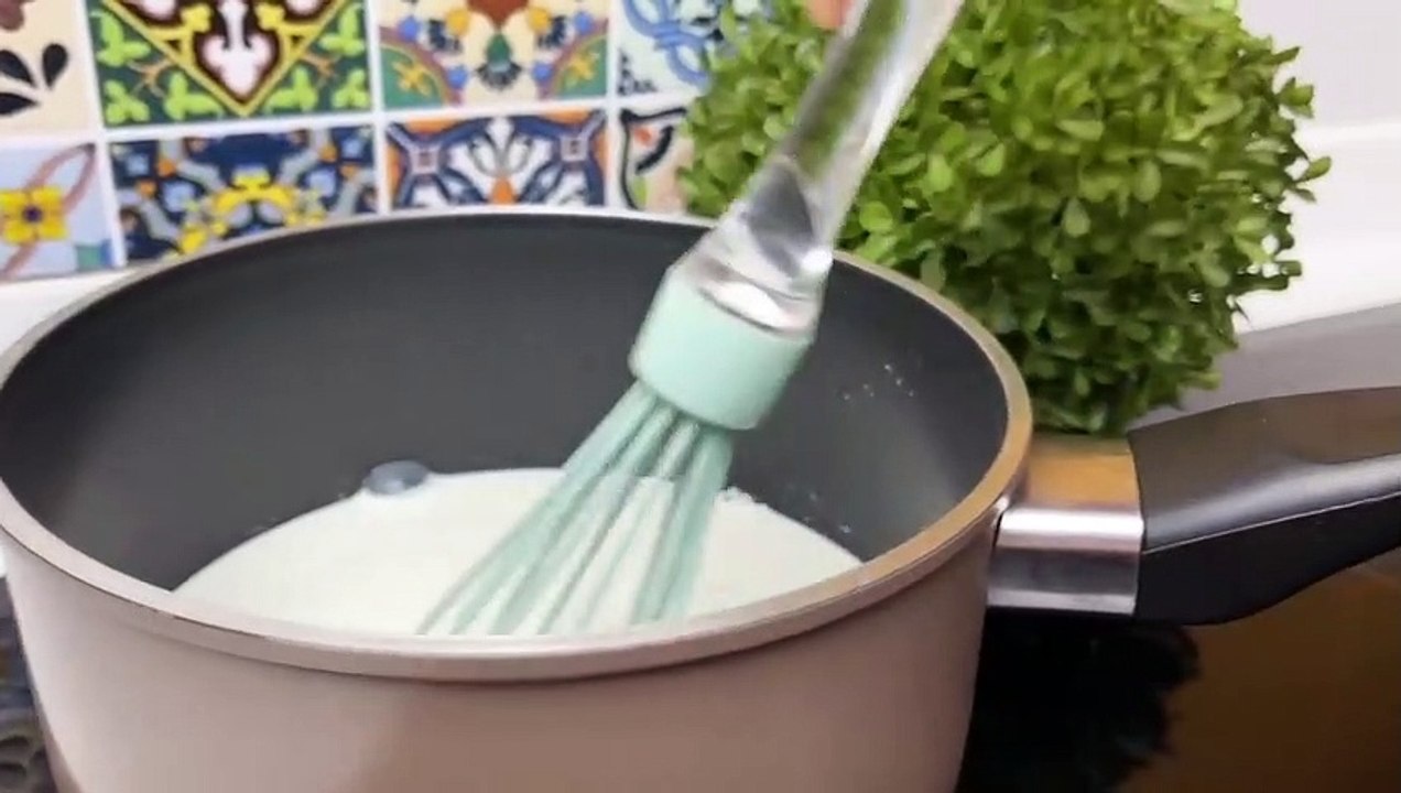 Delizioso dolce fatto in casa che non mi stanco mai di mangiare. Niente forno! Niente gelatina!