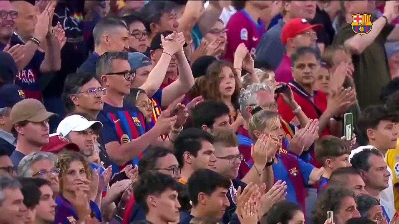 Laporta entrega las placas a Alba y Busquets en su emotiva despedida / FCB