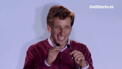 Almeida desde el balcón de Génova tras la victoria del PP en Madrid