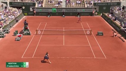 Скачать видео: Day One Review - Ukraine's Kostyuk booed after no handshakes with Belarus' Sabalenka