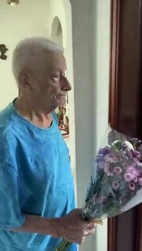 ¡Más enamorados que nunca! Abuelito sorprende con emotivo regalo a su esposa