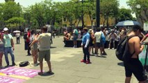 Por segundo año consecutivo decenas de tapatíos marchan a Plaza Liberación en Guadalajara al desnudo