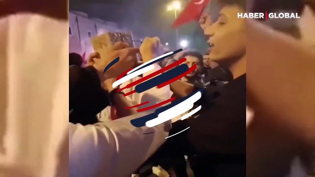 Kutlamalar esnasında, havai fişek bir vatandaşın elinde bomba gibi patlayarak çevreye yayıldı