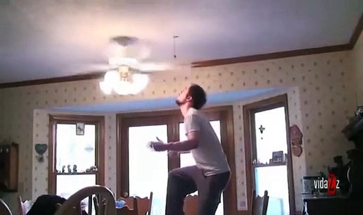 Essayer de passer la tête dans un ventilateur de plafond... petit jeu risqué