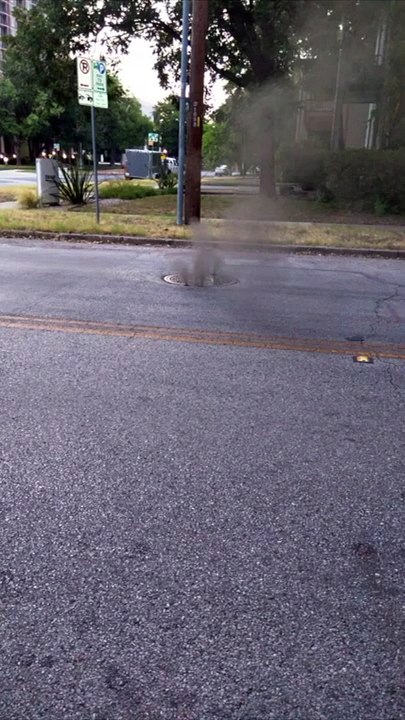 Une bouche d'égouts explose sans raison