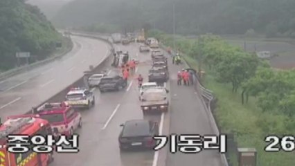 중앙고속도로 북단양나들목에서 트럭 전복...다친 사람 없어 / YTN